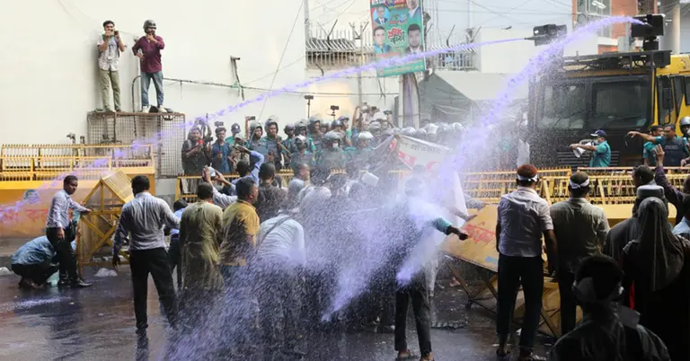 শিক্ষকদের মন্ত্রণালয় ঘেরাও কর্মসূচিতে সাউন্ড গ্রেনেড-জলকামান ব্যবহার করেছে পুলিশ
